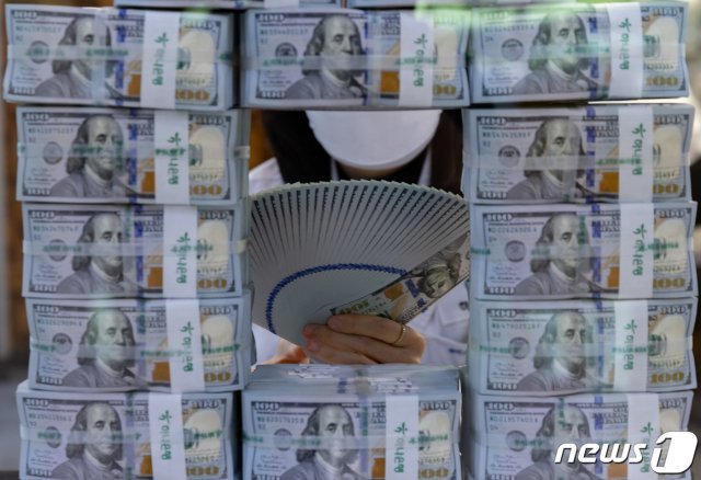 서울 중구 하나은행 위변조대응센터에서 직원이 달러화를 살펴보고 있다. 2021.6.16/뉴스1 © News1