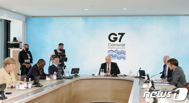 문재인 대통령(테이블 착석자 중 왼쪽에서 세번째)이 지난 13일(현지시간) 영국 콘월에서 열린 주요 7개국(G7) 정상회의에 참석하고 있다. (청와대) 2021.6.14/뉴스1