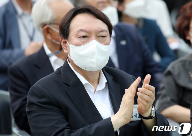 윤석열 전 검찰총장이 지난 9일 서울 중구 남산예장공원 개장식에서 박수를 치고 있다. © News1