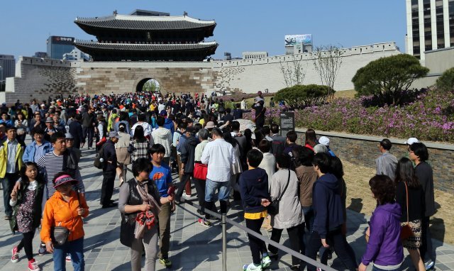 ‘국보 1호’가 불에 탄 지 5년 3개월 만에 우리 곁에 돌아왔다. 서울 중구 남대문로 4가에 위치한 ‘숭례문’이 2013년 5월 4일 일반에 공개됐다. 5일 어린이날을 맞아 숭례문을 보러 온 가족 등 시민들로 북적이고 있다. 양회성 기자