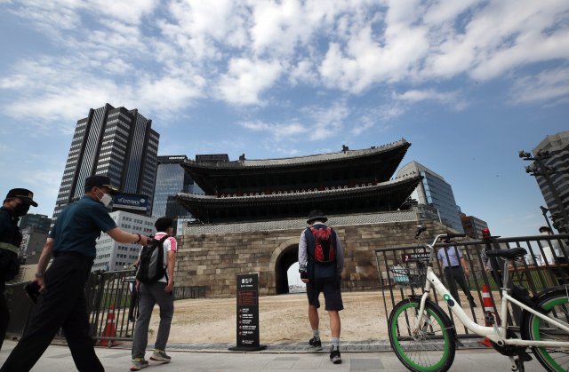 22일 오전 서울 국보 숭례문의 후문이 2008년 화재 이후 13년 만에 개방돼 시민들이 입장하고 있다. 이날부터 사실상 숭례문 전 권역에서 출입통제가 사라지는 셈으로 관람객들은 정문과 후문을 거쳐 남대문 시장을 편하게 오갈 수 있게 됐다. 개방 시간은 오전 9시부터 오후 6시까지. 양회성 기자