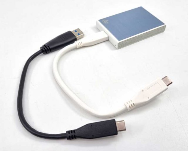 USB 타입-C와 타입-A 규격 케이블을 제공한다 (출처=IT동아)