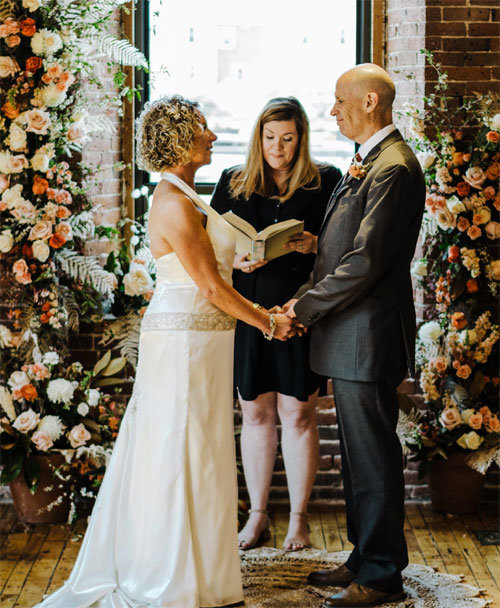 4월 미국 코네티컷주 앤도버에서 열린 두 번째 결혼식에서 남편 피터 마셜과 아내 리사가 턱시도와 웨딩드레스를 입은 채 두 손을 맞잡고 있다. 유튜브 화면 캡처