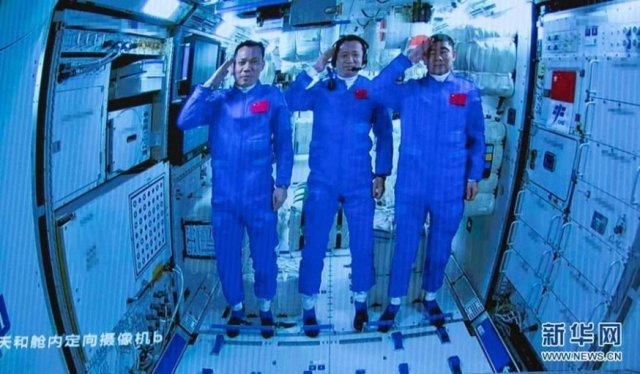 17일 우주 정거장 핵심 모듈인 톈허(天和)와 도킹에 성공한 후 지구로 보내 온 중국 우주인 3명의 모습. 중국중앙(CC)TV 화면 캡쳐