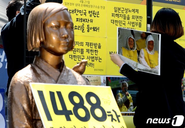 서울 종로구 옛 일본대사관 앞 평화의 소녀상./뉴스1 © News1