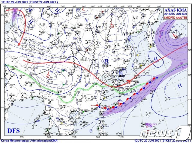 22일 오후 9시 기준 장마전선(빨강색 반원과 파란색 삼각선이 번갈아서 그려진 것)이 우리나라 남동쪽, 일본 남쪽으로 많이 내려가 있다. (기상청 방재기상정보시스템) © 뉴스1