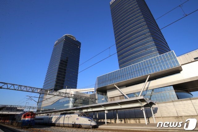 열차 뒤로 보이는 건물이 한국철도공사 본사 사옥.2020.12.17/뉴스1 © News1