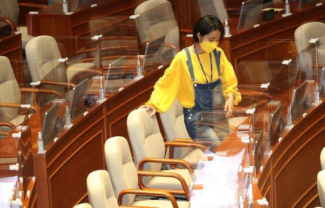류호정 정의당 의원이 23일 오후 서울 여의도 국회 본회의장에서 열린 경제분야 대정부질문에 멜빵바지를 입고 참석하고 있다. 공동취재사진