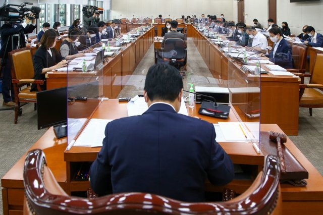 23일 국회 보건복지위원회에서 수술실 CCTV 설치와 관련된 의료기기법 일부개정안 등을 논의하는 법안소위가 열리고 있다. 2021.6.23/뉴스1