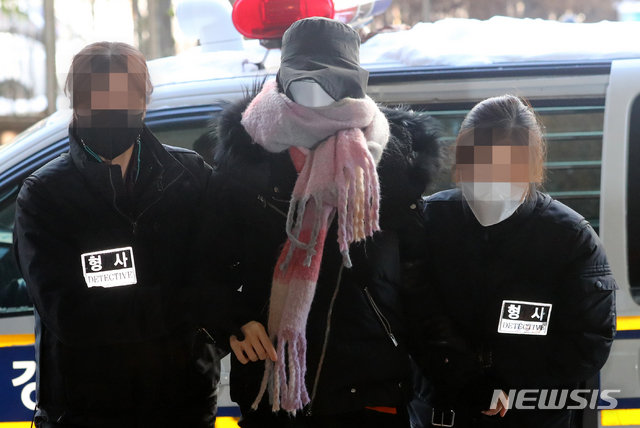 황하나 씨가 지난 1월 서울 마포구 서울서부지방법원에서 열린 구속영장실질심사에 얼굴을 가린 채 출석하고 있다. 사진=뉴시스