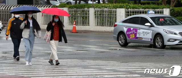 전국 곳곳에 비가 내린 10일 전북 전주시 백제대로에서 우산을 쓴 시민들이 발걸음을 재촉하고 있다. 2021.5.10/뉴스1 © News1