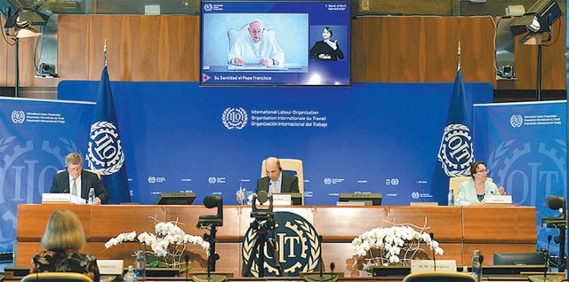 17일 스위스 제네바 국제노동기구(ILO) 본부에서 열린 ‘일의 세계 정상회담’에서 프란치스코 교황이 화상을 통해 코로나19와 고용 피해, 일의 미래를 주제로 기조연설을 하고 있다. 그 아래에서 가이 라이더 ILO 사무총장(왼쪽)이 대면회의를 주재하고 있다. ILO 제공