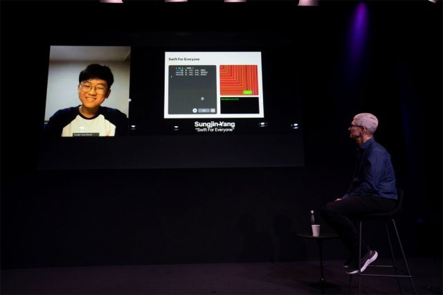 이달 초 미국에서 열린 애플 세계개발자회의(WWDC) 행사장에서 팀쿡 최고경영자(CEO)가 국내 ‘스위프트 학생 공모전’ 최연소 수상자인 제주 오현중 1학년 양성진 군의 화상 발표를 듣고 있다. 애플코리아 제공