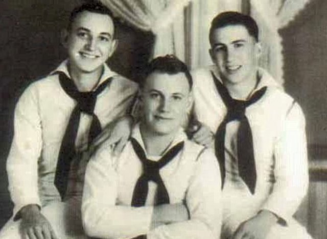 미국 해군 출신의 바버 3형제가 세일러복을 입은 채 나란히 앉아 촬영한 사진. 미 해군 홈페이지 캡처