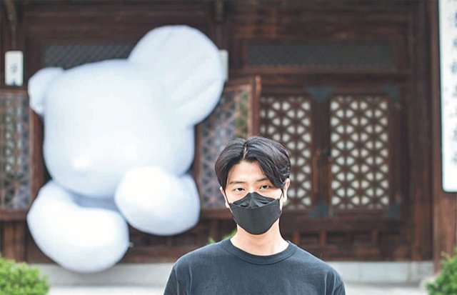 11일 서울 중구 ‘한국의 집’에서 임지빈 작가가 한옥에 설치된 자신의 곰 풍선 작품 앞에 서 있다. 그의 작품은 약 4∼15m 크기다. 한국문화재재단 제공