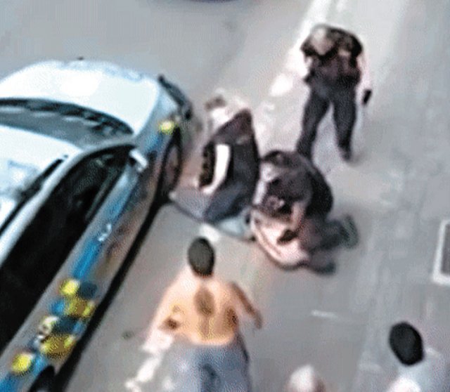 19일 체코 북서부 테플리체에서 한 경찰이 로마니족 스타니슬라프 씨를 바닥에 엎드리게 한 후 무릎으로 목을 누르고 있다. 또 다른 경찰은 그의 발을 잡고 있다. 로메아TV 캡처