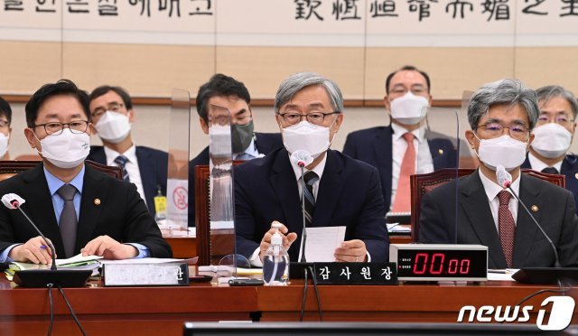 최재형 감사원장이 18일 서울 여의도 국회에서 열린 법제사법위원회에서 의원들의 질의에 답하고 있다. 2021.6.18/뉴스1 © News1