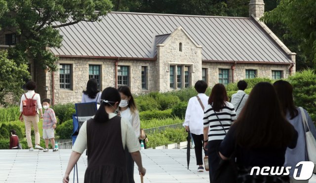 23일 서울 서대문구 이화여자대학교에서 학생들이 등교하고 있다. 유은혜 사회부총리 겸 교육부 장관은 오는 24일 2학기 대학 대면수업 확대방안을 대교협(한국대학교육협의회), 전문대교협(한국전문대학교육협의회)과 함께 발표할 예정이라고 밝혔다. 2021.6.23/뉴스1