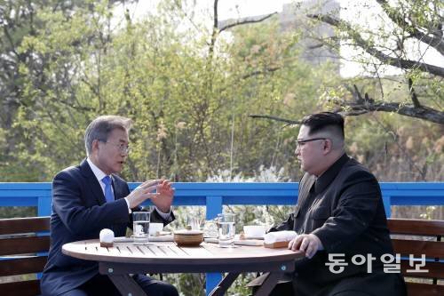 문재인 대통령이 2018년 4월 27일 남북 정상회담 당시 북한 김정은 국무위원장과 판문점 도보다리에 앉아 이야기를 나누고 있다. 동아일보DB