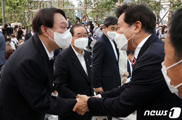 윤석열 전 검찰총장이 지난 9일 오후 서울 중구 남산예장공원 개장식에서 오세훈 서울시장과 인사하고 있다.  © News1