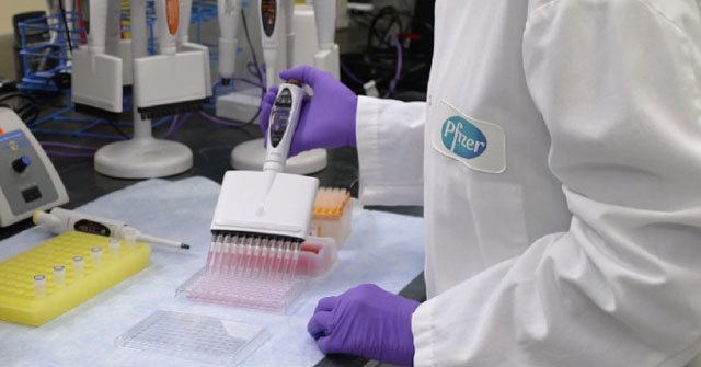 화이자 연구원이 mRNA 백신 관련 실험을 하고 있다. 화이자 트위터 캡처