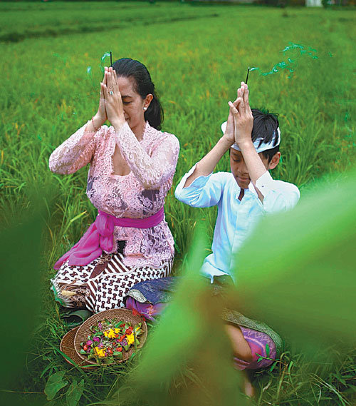 발리 주민들이 신에게 바치는 꽃바구니를 만들고 기도하는 모습. 채널A 제공