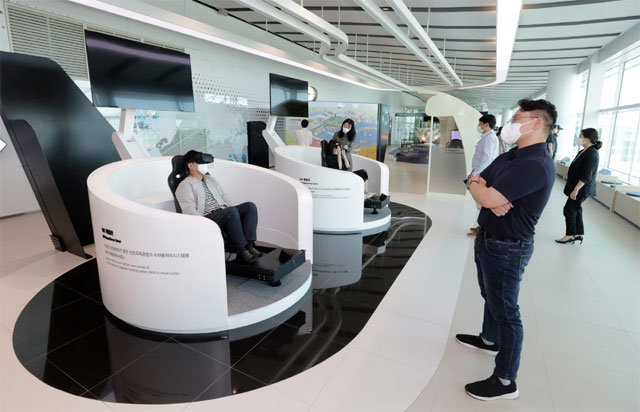 인천국제공항 제2여객터미널 5층에 있는 역사홍보관을 찾은 관람객이 가상현실(VR) 고글을 쓰고 수하물처리 시스템을 체험하고 있다. 인천국제공항공사 제공
