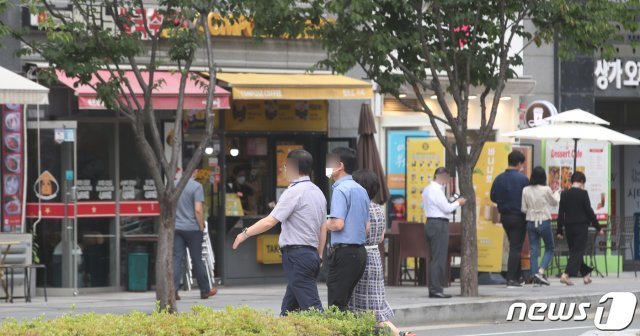 지난 24일 오전 부산 연제구 부산시청 앞 거리가 점심시간을 맞아 북적이고 있다. 이날부터 부산시는 사적모임을 8인까지 허용하는 사회적 거리두기 개편안을 일주일간 시범 적용한다./뉴스1 © News1