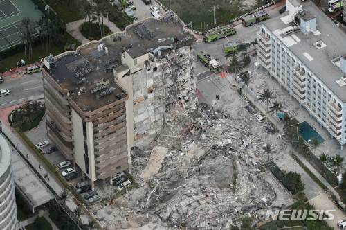 [서프사이드(미 플로리다주)=AP/뉴시스] 24일(현지시간) 붕괴사고가 발생한 미국 플로리다주 마이애미데이드카운티 서프사이드에 있는 12층 콘도형 아파트. 2021.06.25
