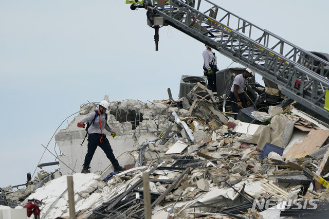 미 플로리다주 마이애미데이드 카운티 서프사이드에서 12층짜리 챔플레인 타워 사우스 아파트가 무너져 구조대가 실종자 수색 작업을 하고 있다. 사진=AP/뉴시스