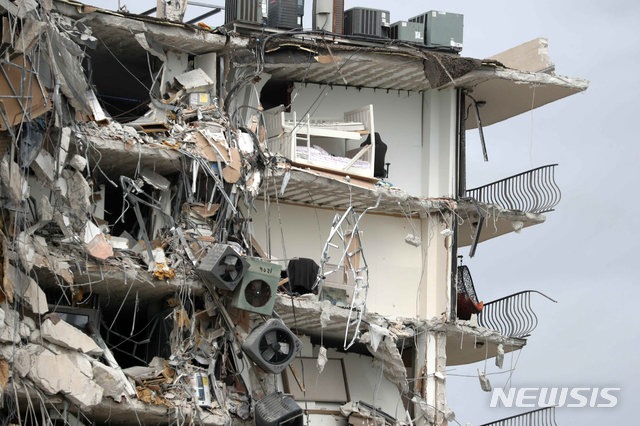 24일(현지시간) 붕괴사고가 발생한 미국 플로리다주 마이애미데이드카운티 서프사이드에 있는 12층 콘도형 아파트. 사진=AP/뉴시스