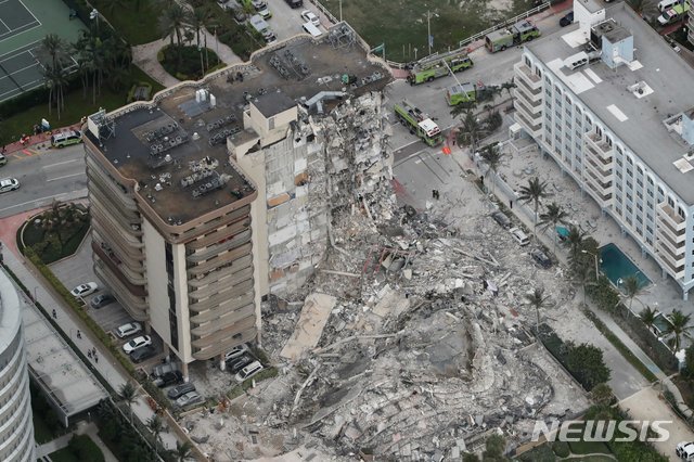 24일(현지시간) 붕괴사고가 발생한 미국 플로리다주 마이애미데이드카운티 서프사이드에 있는 12층 콘도형 아파트. 사진=AP/뉴시스