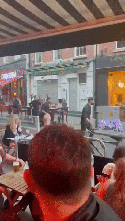 아일랜드 더블린 사우스 윌리엄 거리의 식당 직원이 임산부 얼굴에 담배 연기를 뿜은 불량배를 상대로 태권도 발차기를 선보이고 있다. 유튜브 ‘Bits and Bobs’ 갈무리