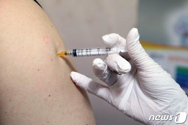 11일 오전 서울 종로구의 한 의원에서 시민이 백신접종을 하고 있다. 2021.6.11/뉴스1 © News1