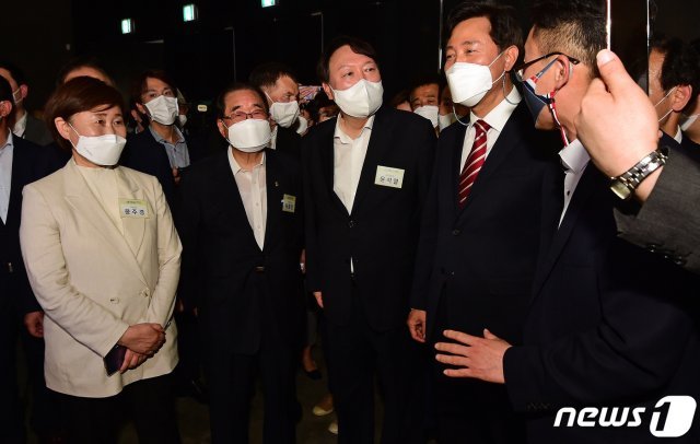 오세훈 서울시장과 윤주경 국민의힘 의원, 윤석열 전 검찰총장 등이 지난 9일 서울 남산예장공원 하부에 위치한 이회영기념관을 둘러보고 있다. 2021.6.25/뉴스1 © News1