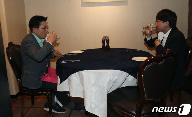 이준석 국민의힘 대표와 황교안 전 국무총리가 25일 오후 서울 중구의 한 음식점에서 대화 도중 물을 마시고 있다. 2021.6.25/뉴스1 © News1