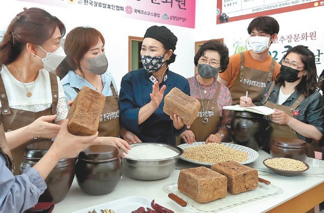 경기 양주 (사)한국장류발효인협회에서 최근 수강생들이 늘어나 장 만드는 법을 배우고 있다.