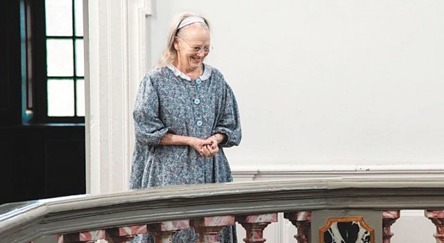 지난해 코로나19로 80세 생일 행사를 모두 취소하고 홀로 생일을 보낸 마르그레테 2세 덴마크 여왕이 수수한 모습으로 왕실 직원의 축하를 받고 있다. 덴마크 왕실 공식 인스타그램