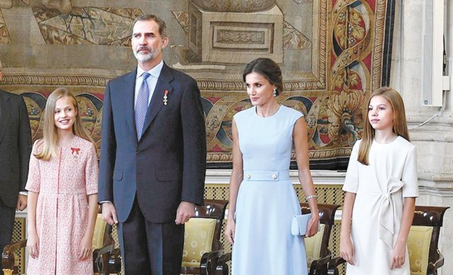 아버지와의 절연을 포함한 강도 높은 왕실 개혁을 추진하고 있는 펠리페 6세 스페인 국왕(왼쪽에서 두 번째)과 레티시아 왕비, 아스투리아스 왕세녀(왼쪽)와 소피아 공주(오른쪽).