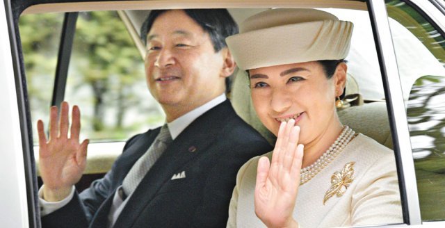 여성 왕위 계승에 대한 논의가 한창인 일본 왕실의 나루히토 일왕과 마사코 왕비(왼쪽부터).