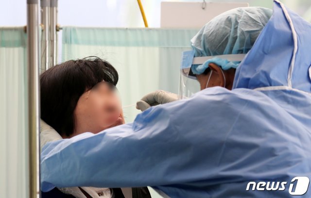 23일 오전 대전 서구보건소 선별진료소에서 시민들이 검사를 받고 있다. 2021.6.23/뉴스1 © News1