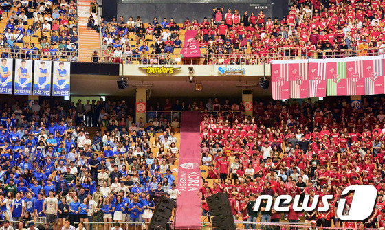 23일 오후 서울 잠실체육관에서 열린 ‘2016 정기 연고전’ 농구 경기에서 학생들이 열띤 응원전을 펼치고 있다. 2016.9.23/뉴스1 © News1