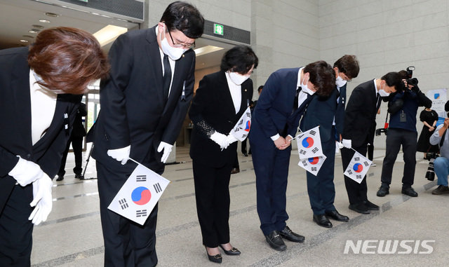이준석 국민의힘 대표가 백범 김구 선생 서거 72주기인 26일 오전 서울 용산구 김구 선생 묘역을 찾아 참배를 마친 후 기념관을 찾아 김구 선생 좌상 앞에서 인사를 하고 있다. 2021.06.26. ﻿[서울=뉴시스]
