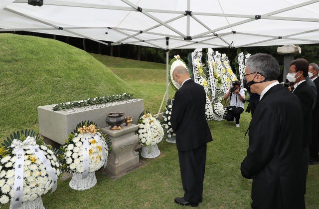 26일 서울 용산구 효창공원내 백범 김구 선생 묘소에서 제 72주기 추모행사가 열렸다. 참석자들이 헌화와 분향을 하고있다.