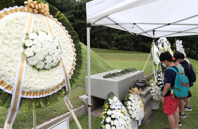 26일 서울 용산구 효창공원내 백범 김구 선생 묘소에서 제 72주기 추모행사가 열렸다. 묘소를 찾은 초등학생들이 헌화를 한 뒤 묵념을 하고있다.