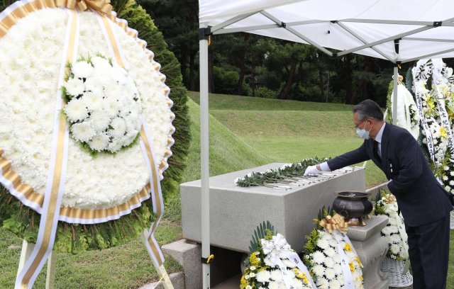 26일 서울 용산구 효창공원내 백범 김구 선생 묘소에서 제 72주기 추모행사가 열렸다. 김형오 전 국회의장이 헌화를 하고있다.