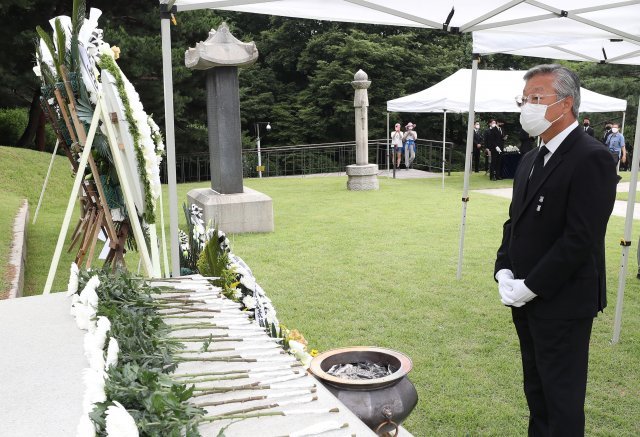 26일 서울 용산구 효창공원내 백범 김구 선생 묘소에서 제 72주기 추모행사가 열렸다. 김구 선생의 손자인 김양 전 국가보훈처장이 헌화를 한 뒤 묘소를 바라보고있다.