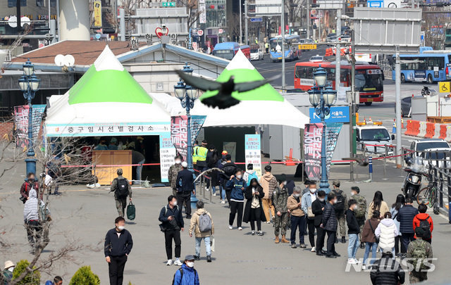 서울의 한 임시검사소. 뉴시스