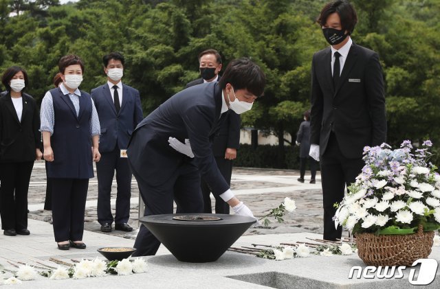 이준석 국민의힘 대표가 25일 오후 경남 김해시 봉하마을 고 노무현 전 대통령 묘역을 찾아 헌화하고 있다. 2021.6.25/뉴스1 © News1