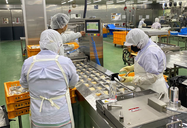 은하수산 직원들이 멀티박 수산물 제품 자동포장기 앞에서 설비 점검 작업을 하고 있다. 은하수산 제공